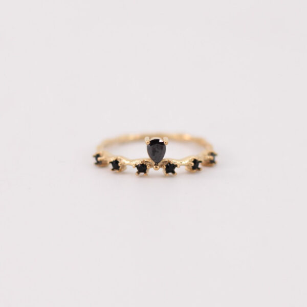 Anillo Dorado con Circonitas Negras Tipo Corona de Acero - Elegancia y Estilo