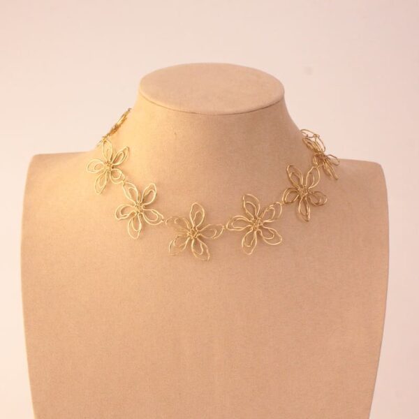 Choker Dorado de Acero Waterproof con Diseño de Flores - Elegancia Floral