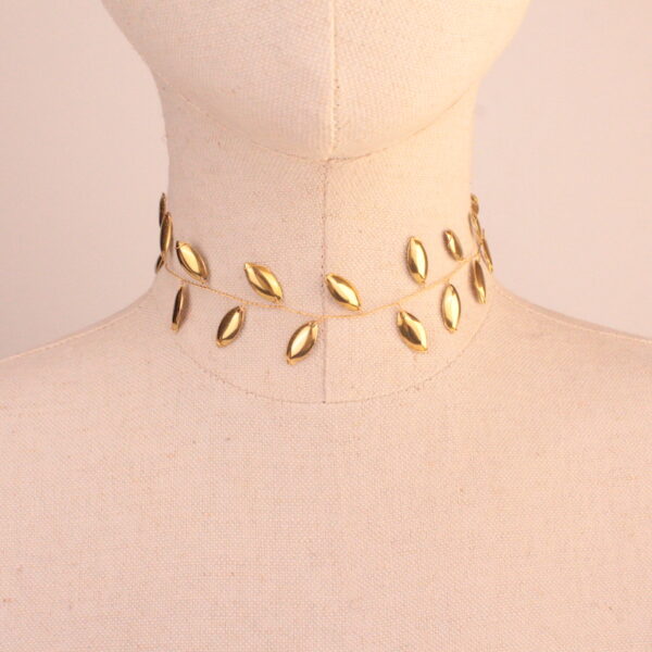 Choker Dorado de Acero Waterproof con Diseño Minimalista de Hojas - Elegancia y Estilo