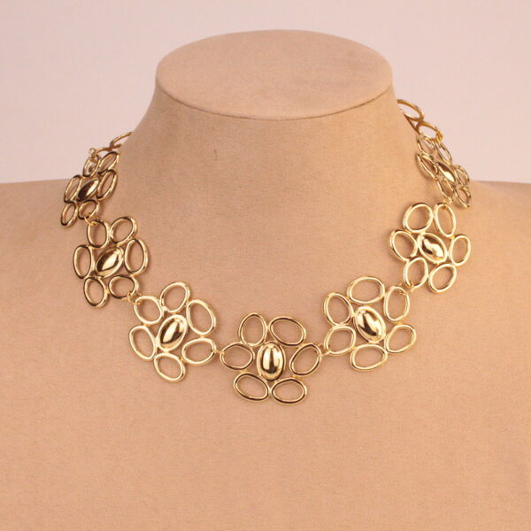 Choker Dorado de Acero Waterproof con Diseño de Flores - Elegancia Floral