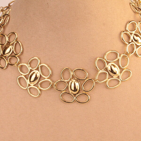 Choker Dorado de Acero Waterproof con Diseño de Flores - Elegancia Floral