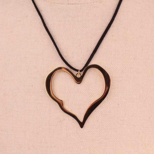 Choker de cordel negro con charm grande de corazón en acero, a la moda