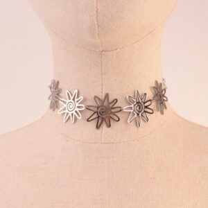 Choker de flores en plata y dorado de acero, ideal para looks de verano