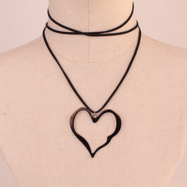 Choker de cordel negro con charm grande de corazón en acero, a la moda