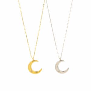 Colgante de cadena fina de acero con charm de luna, elegante y minimalista