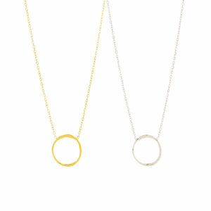 Colgante de cadena fina de acero con charm de círculo fino, elegante y minimalista