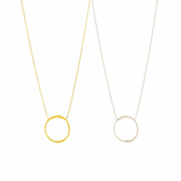 Colgante de cadena fina de acero con charm de círculo fino, elegante y minimalista