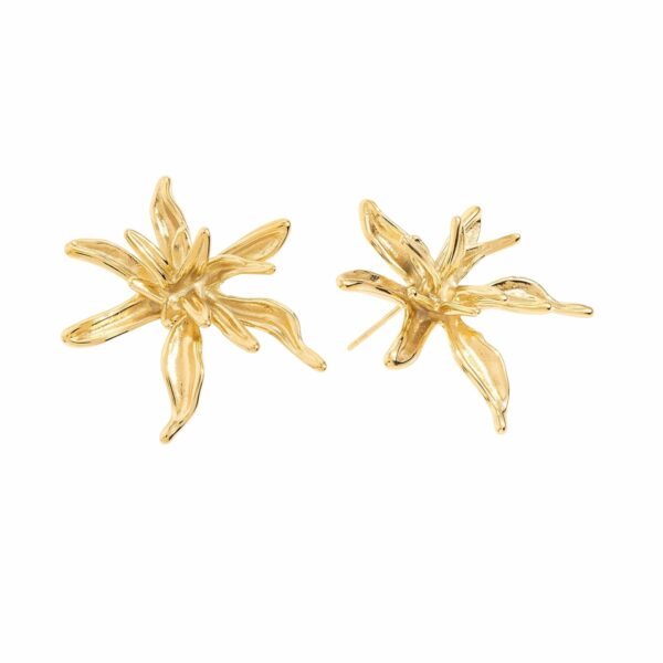 Pendientes de botón dorados estilo flor de acero, ideales para eventos y ocasiones especiales