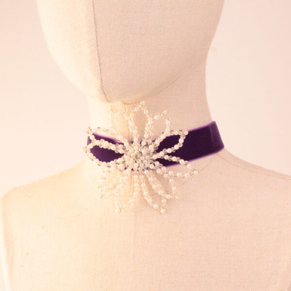 Choker de terciopelo morado con flor grande de abalorios en el centro, elegante y perfecto para cenas de Navidad y eventos especiales.