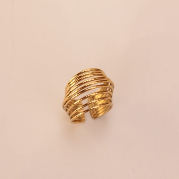 Anillo ajustable de acero dorado con diseño de semiesferas, hipoalergénico y resistente al agua.