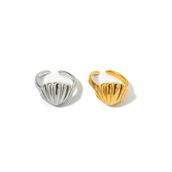 Anillo ajustable en forma de concha, fabricado en acero dorado, hipoalergénico y resistente al agua.
