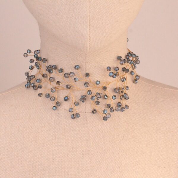 Choker elegante de hilos de acero con piedras azules oceánicas, ligero y ajustable.