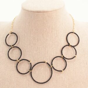 choker de acero con círculos de rocalla en negro, elegante y resistente al agua.