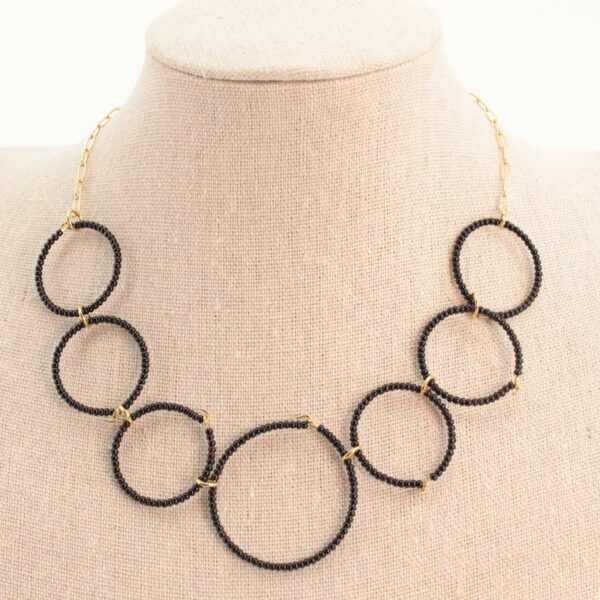 choker de acero con círculos de rocalla en negro, elegante y resistente al agua.
