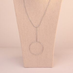 Collar de acero bañado en plata con colgante en forma de círculo, elegante y resistente al agua.