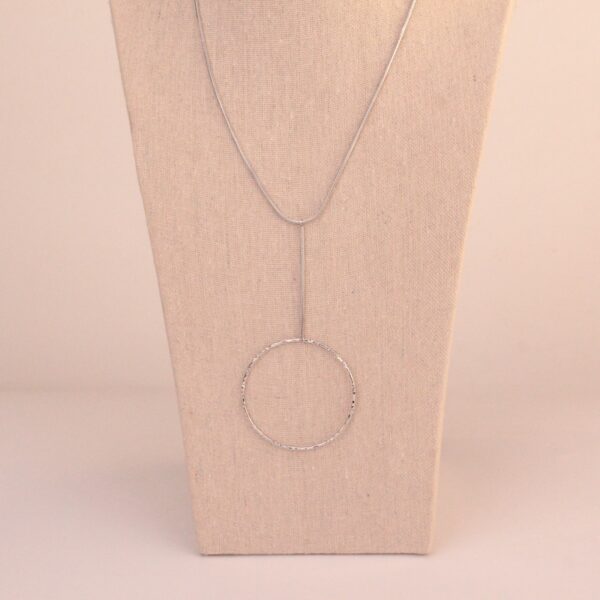 Collar de acero bañado en plata con colgante en forma de círculo, elegante y resistente al agua.