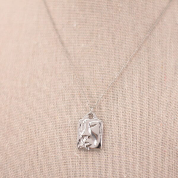 Collar de acero bañado en plata con charm rectangular en forma de cara de mujer, hipoalergénico y resistente al agua.