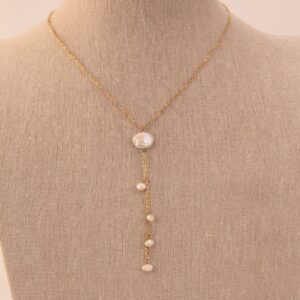 Colgante dorado de acero con cadena y perlas, elegante, ligero y resistente al agua.