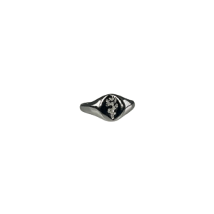 Anillo tipo sello de acero bañado en plata con grabado de flor, hipoalergénico y resistente al agua.