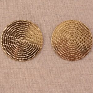 Pendiente disco en acero dorado hipoalergénico, resistente al agua y perfumes, ligero y versátil.