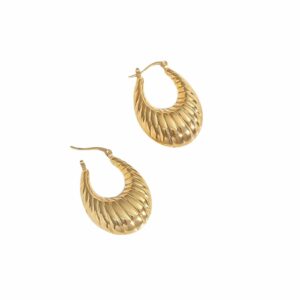 Pendientes de aro ancho en acero dorado con estilo boho.